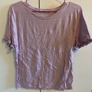 Tröja NA-KD - Lila tröja från NA-KD. Skrynkligt pga legat nerpackat, fint skick. Köparen står för frakt. 