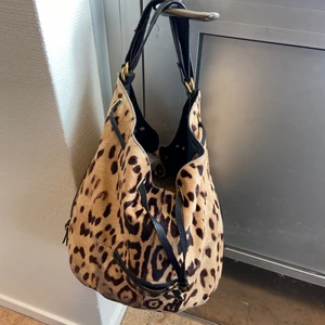 Alvina väska - Hej tänkte sälja min älsklings Väska som vara med några år men jätte bra skick den säljs inte mer den har jätte bra utrymme för allt i den plattång kläder dator allt💘köptes för 5000kr säljer för 2300kr skriv om du har några frågor eller  är intresserad