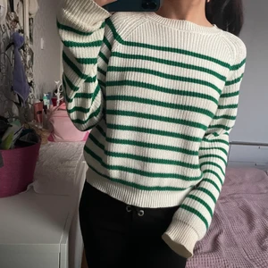 Randig stickad tröja - En jätte mysig stickad tröja i väldigt bra skick. Ordinarie priset är 799kr men säljer den billigare. Har använt den typ tre gånger så den känns som ny.