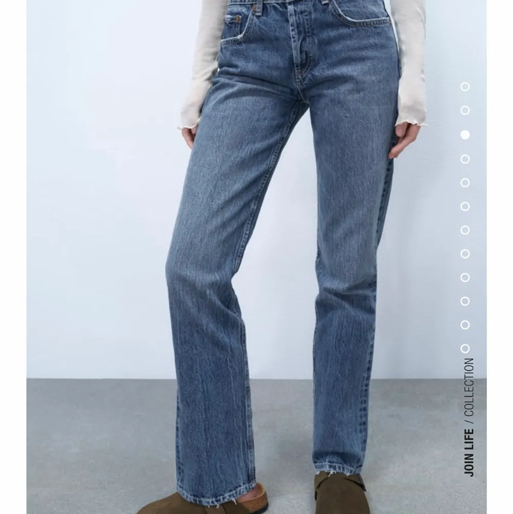 Min trendiga mörk blå zara jeans midwaist str S som jag pga att dom inte används. ny pris 399kr. Budgivningen från 200kr Skriv till mig för flera personliga bilder.💕. Jeans & Byxor.