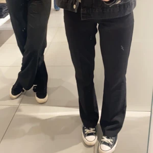 Kostymbyxor - Säljer dessa populära kostymbyxor från bikbok, ser helt nya ut och använda några gånger. Perfekta för fest. Köparen står för frakten!🤍