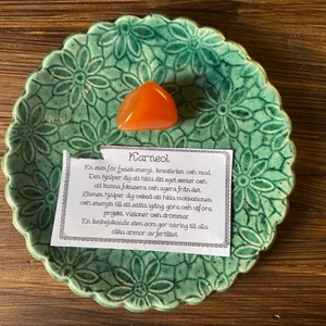 Kristall  - Kristall karneol  läsa på texten vad den gör eller ska ske frakt 15kr