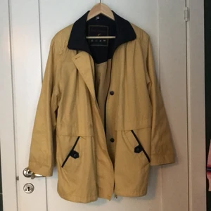 Regnkappa - Härlig gul regn/seglingskappa. Använd fåtal gånger men köpt secondhand.