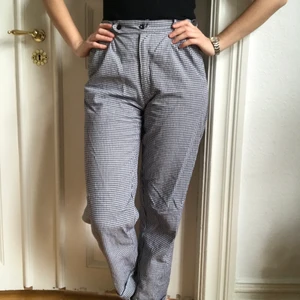 Svart-vit rutiga byxor, strl 38/40 - Så fina svart-vit-rutiga byxor med hög midja. Jag brukar ha strl 38/40 i byxor och de passar mig bra där. De börjar dock bli tighta i midjan för mig så får sälja 💔 brukade ha XS i toppar när de var lagom :) Använda men fint skick, inget att anmärka på!