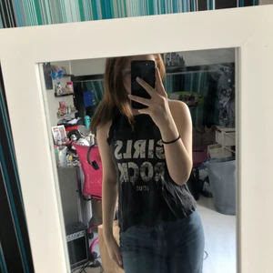 Girls Rock tour Linne, svart  - Svart linne, står girls rock tour på. Från H&M storlek 146/152. Säljs troligen inte längre, Kommer inte till användning längre. Har varigt ett favorit linne inan.