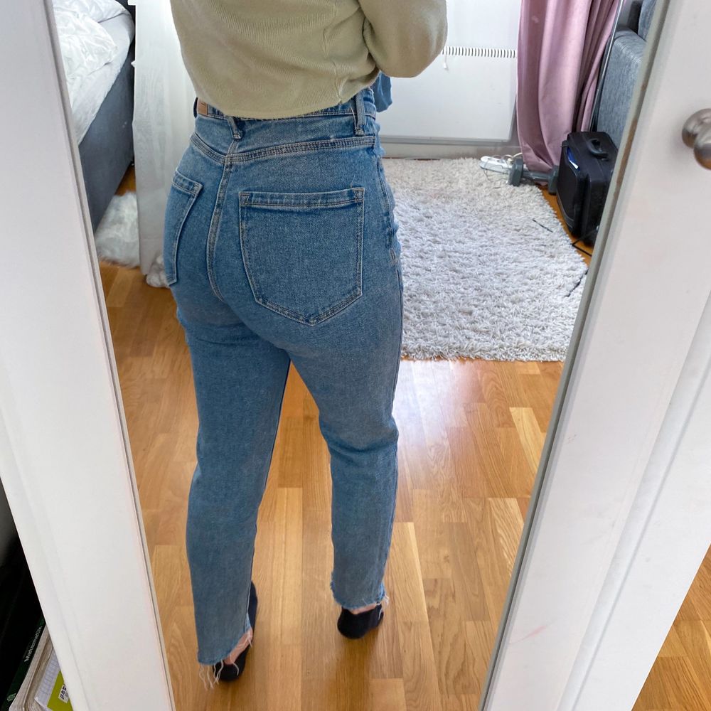 Jättefina jeans från asos i nyskick! De är väldigt sköna och stretchiga så skulle även passa större storlekar. Jag är 162 cm💙. Jeans & Byxor.