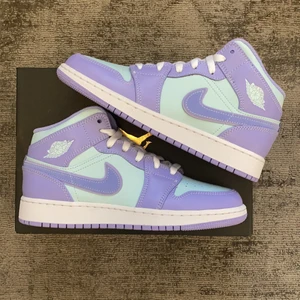 Air Jordan 1 Mid ”Purple Aqua” - Hej. Jag säljer några helt nya par Air Jordan 1 Mid ”Purple Aqua” i storlekarna 38,5, 41, 42 och 44,5 för 1900kr st ink frakt.                                                 Fraktar samma eller nästa dag efter betalning.       Skriv gärna om du har några frågor om skorna!     Storlek 38,5 och 41 är sålda.