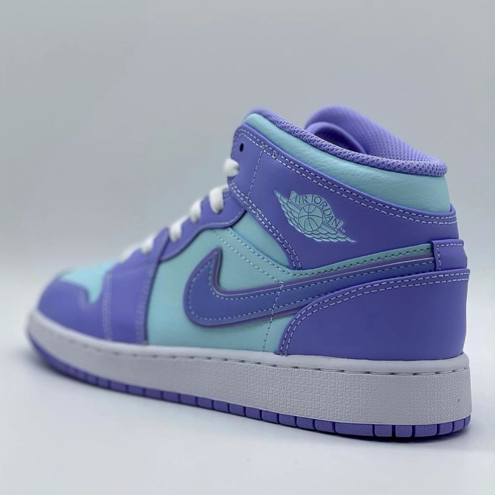 Säljer helt nya & oanvända Jordan 1 Mid Purple Aqua. Finns i storlek 37,5, 38,5 & 39. Köpta från Footlocker, kvitto kan uppvisas! Fraktas spårbart & dubbelboxat på köparens bekostnad. Vid stort intresse blir det budgivning! Kolla in @LocalJords på Instagram för fler limiterade Jordans!. Skor.