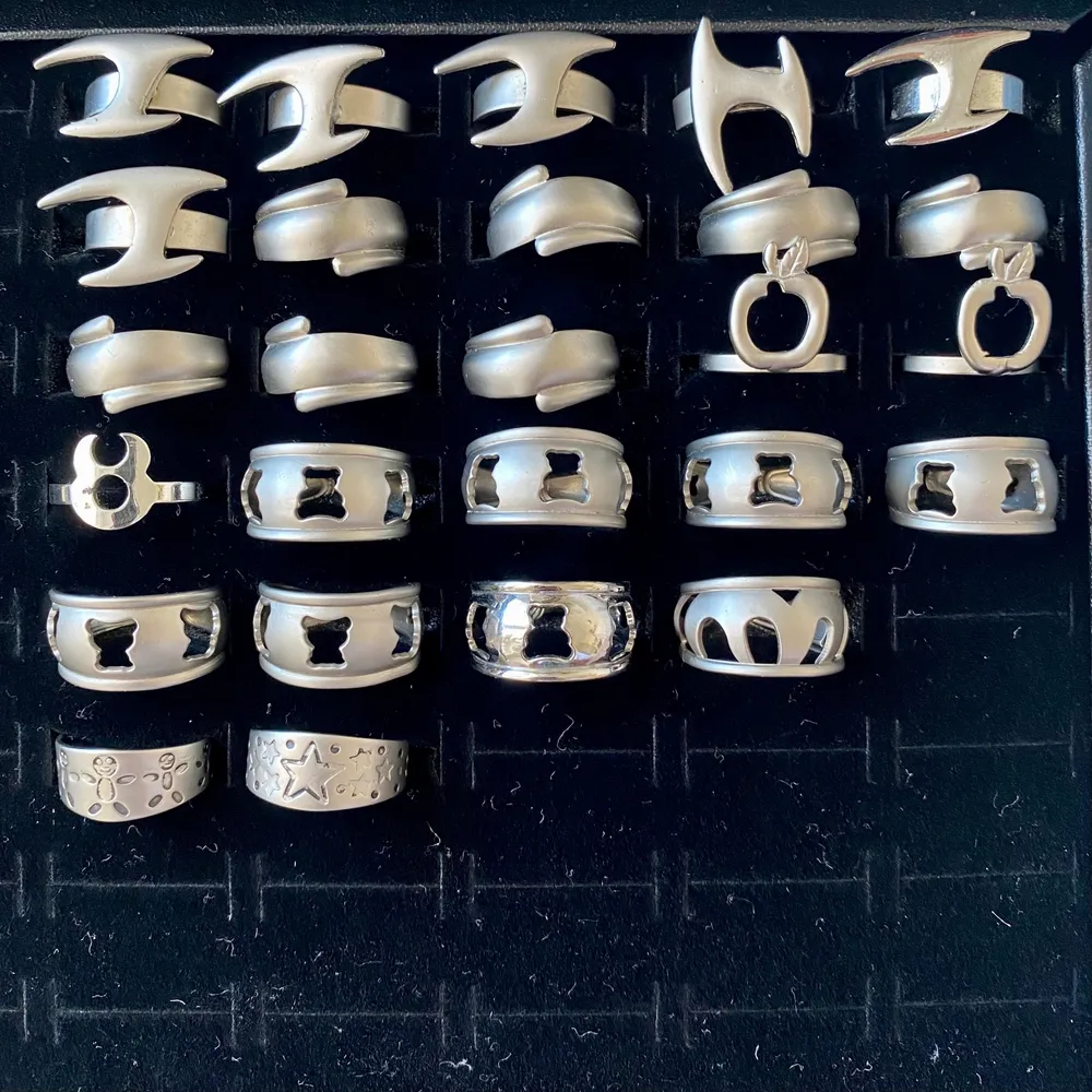 Säljer dessa unika ringar i silverfärg! Skulle säga s/m! Jag har ingen aning om material så vet inte om dem rostar, vet inte heller hur kvaliten är där av pris! Skriv privat om du vill köpa! Frakt kostar 12kr så totalt 25 för en ring❤️🍄. Accessoarer.