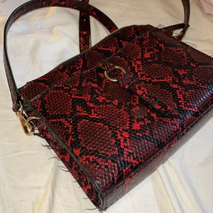 Röd ormskinsväska - En väska från Ullared🥰 köparen står för frakten✨