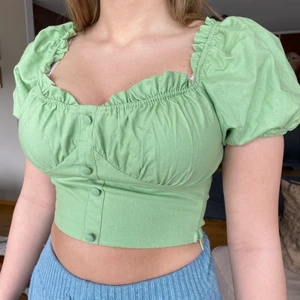 Sommar topp - Jätte söt sommar topp i en unik grön färg!! Passar storleks xs-m skulle jag säga men hon på bilden har S!! Kund står för frakt!!