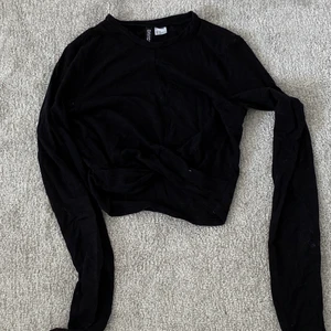 Svart cropad tröja - Super fin tröja från hm men en fin knytnings detalj. Sälja pga att dne inte kommer till användning 