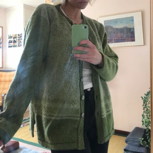 Grön vintagekofta! - Så söt och gosig (inte stickig alls!) vintagekofta💓 Köpt secondhand och använd av mig 1-2 ggr, så i begagnat skick! Har lagat den vid ett av knapphålen vilket syns litegrann på sista bilden, bara att fråga om bättre bild önskas❤️ 