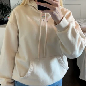 Monki hoodie  - Använd beige hoodie från monki, köpt för lite mer än ett år sedan och är använd rätt mycket. Under där smörerna hänger är det en regnbåge med texten ”give it all” under💕 Köparen står för frakt 