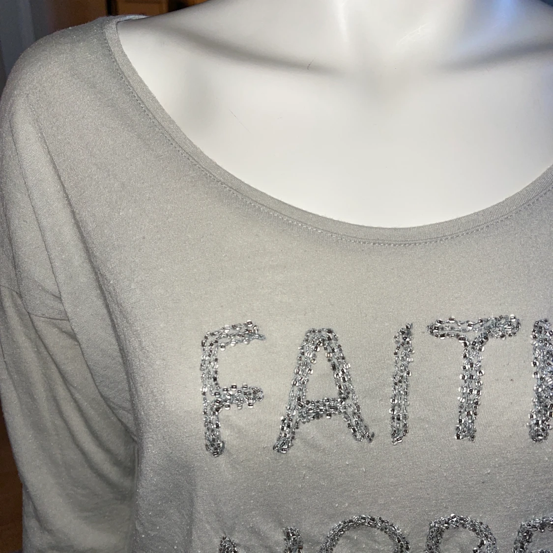 Tröja med pärlbroderier  - 90