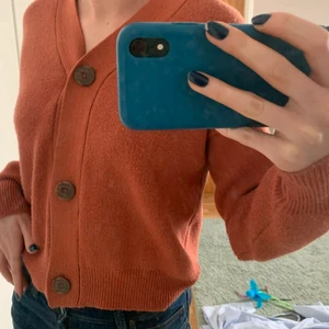 Kofta med knappar - Jättefin kofta från Gina tricot, storlek xs. Superfin men kommer inte till användning längre. (Vet inte varför ena bilden blev sne)