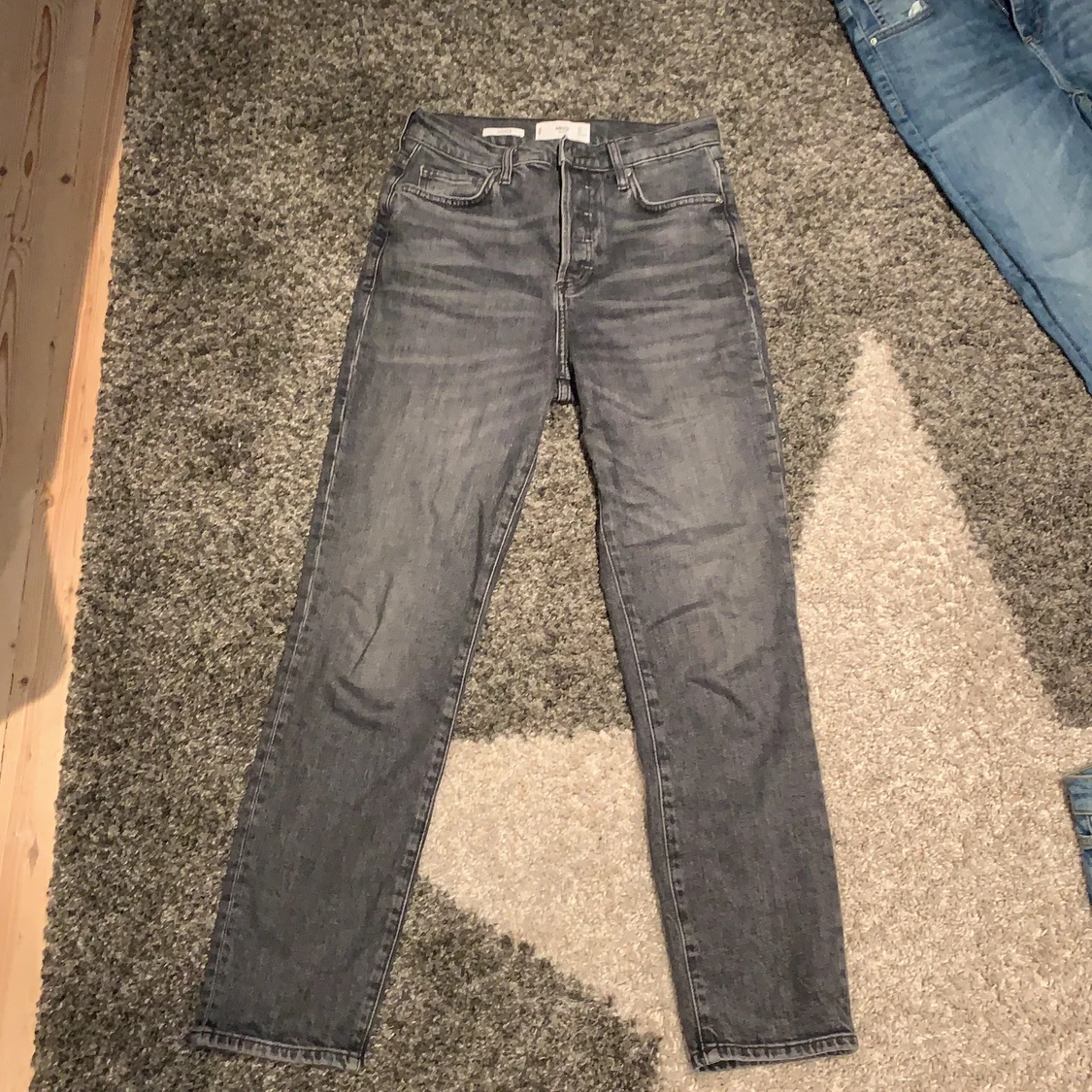 Grå jeans från Mango