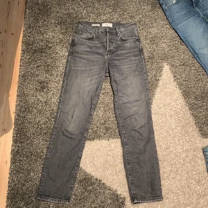 Grå jeans från Mango - Grå jeans som e lite lite vida där nere, sitter sjukt snyggt!