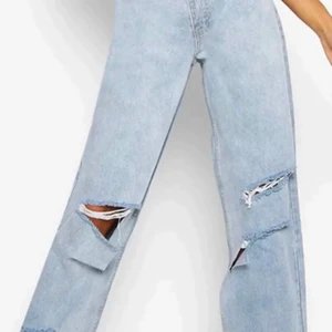 Boyfriend jeans - Säljer dessa populära boyfriend jeansen från boohoo, de är raka i modellen och väldigt snygga till sommaren.