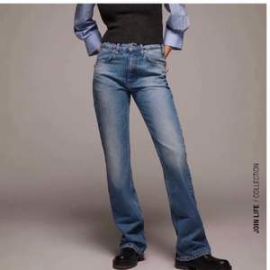 Superfina slutsålda jeans från Zara i storlek 36!🤎 Helt oanvända och med prislapp kvar! 