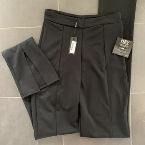 Oanvända slit pants - Oanvända slitpants! Säljer pga är lite för små för mig! ❣️nypris 399kr! Köparen står för frakten☀️
