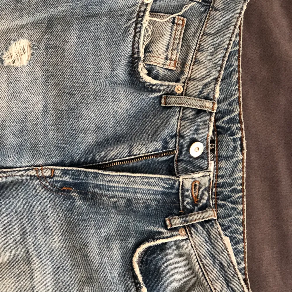 Säljer jeans köpta från HM därför att de är för små :( . Jeans & Byxor.