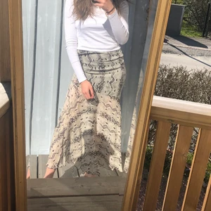 Kjol från & other stories - Kjol från & other stories som sitter assnyggt, frakt 62kr. Den är dessutom i nyskick och perfekt nu till våren!🐊