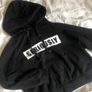 Svart hoodie  - Svart hoodie från Gina med trycket ”Seriously”. Köparen står för frakt!