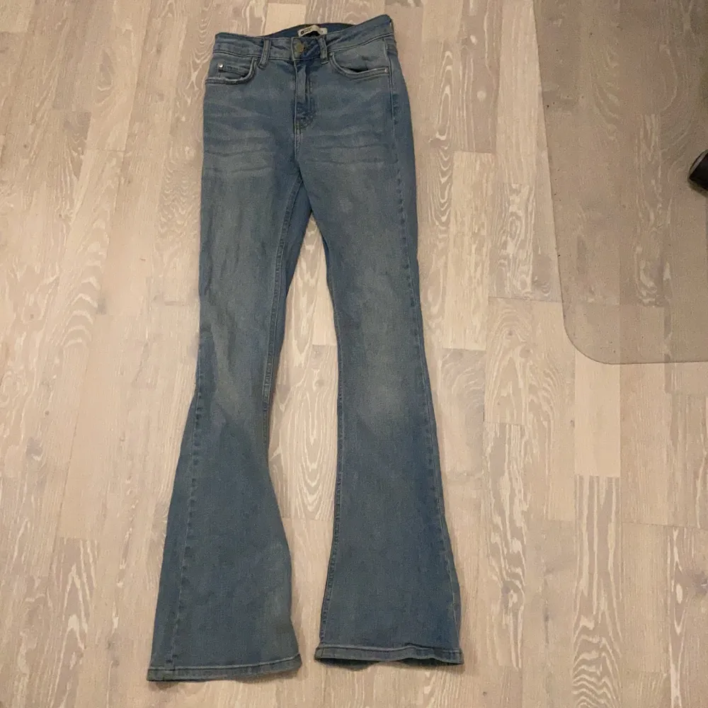 Ljusblåa bootcut jeans som är mid/low rise. Säljer då jag vuxit ur de. Nypris 400kr. . Jeans & Byxor.