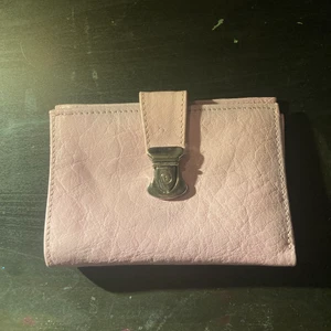 Rosa plånbok  - Säljer en rosa gullig plånbok. Själv har jag aldrig använt den, kommer heller inte ihåg vart jag köpt den. Den har väldigt många olika fack💗 Den är i fint skick, men man ser att den bara legat väldigt länge:)