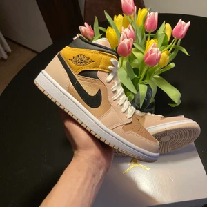 Air Jordan 1 mid w particle beige - Säljer ett par Jordan 1 mid w particle beige! Skorna är helt nya och kvitto finns!😊 Vill man ha fler bilder så är det bara skriva så ordnar jag det!