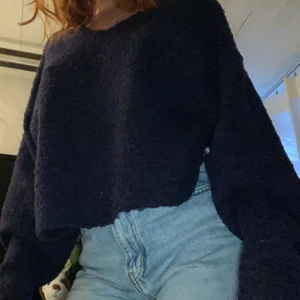 Långärmad tröja - Jätte snygg blå/svart ylletröja som sitter skönt. V-hals