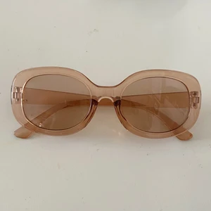 Solglasögon  - Söta beige/rosa solglasögon, knappt använda💓 felfria
