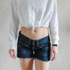 Jeansshorts  - Snygga och korta jeansshorts. Låga men sitter skönt. 