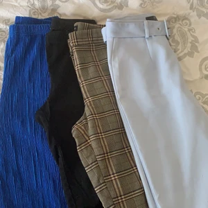 Vår/sommar-byxor - Säljer dessa fyra byxor i storlekarna XS-S💙 Rutiga kostymbyxor från Zara💙 Havsblå supersköna byxor från Gina Tricot💙 Ljusblå kostymbyxor med skärp från Asos💙 Svarta kostymbyxor från Primark💙 Säljer varje par för 50kr styck. Skriv för med bilder eller frågor :)