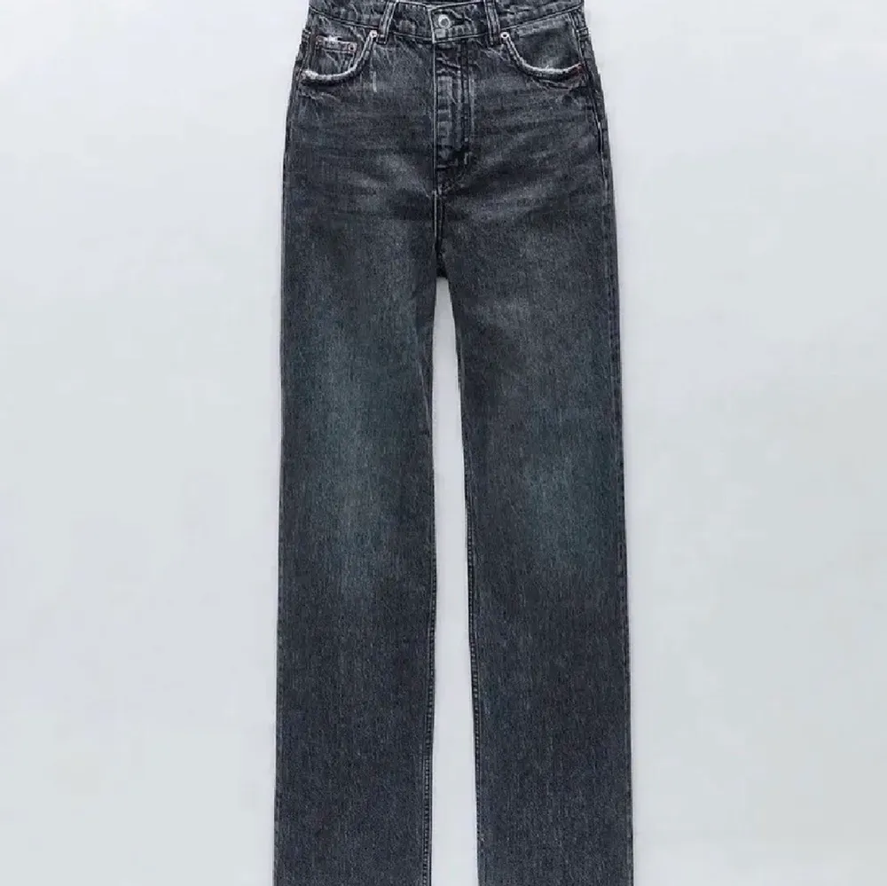 Snygg jeans avklippta ca 3 cm, och lite utsträtchade i midjan. Annars så gott som nya har använt ett fåtal gånger. Lånade bilder. Jeans & Byxor.