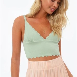 Ny top från Chiquelle! - Helt ny (lappen kvar) och superfin top från Chiquelle! Samma top som på modellen fast i den blåa färgen.   Storlek ”one size” men det stämmer inte enligt mig. Man bör nog inte vara större än S/M eller ha större byst än A/B-kupa. Jag har M i tröjor och C-kupa och den var alldeles för liten i bysten för mig.   Inköpt för 199:-, säljer för 80:-