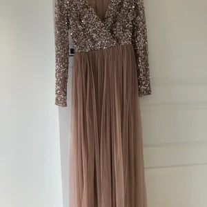 Klänning  - Rosa klänning med silver/rosa paljetter 