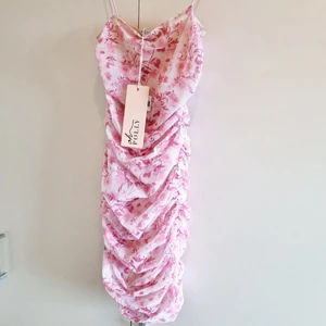 Klänning från Oh polly - Oanvänd klänning från Oh polly. Meshat tyg. Köparen står för frakten. Bild nr 2 är från Oh pollys hemsida.