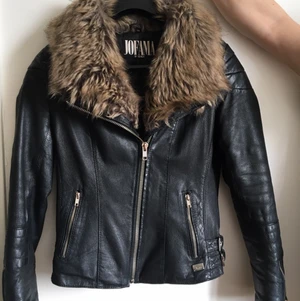 Skinnjacka Jofama by KENZA - Stilig och mycket lite använd skinnjacka från märket Jofama - by KENZA. Äkta skinn.   Storlek 34, motsvarar XS, skulle vilja säga att den också passar en S.   Säljer den på grund av att jag ska flytta och inte har plats med allting ☺️