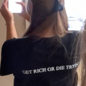 T-shirt  - Säljer T-shirt med detta coola trycket på. Väldigt clean, lätt att styla till allting. Helt oanvänd i storlek S/M. 