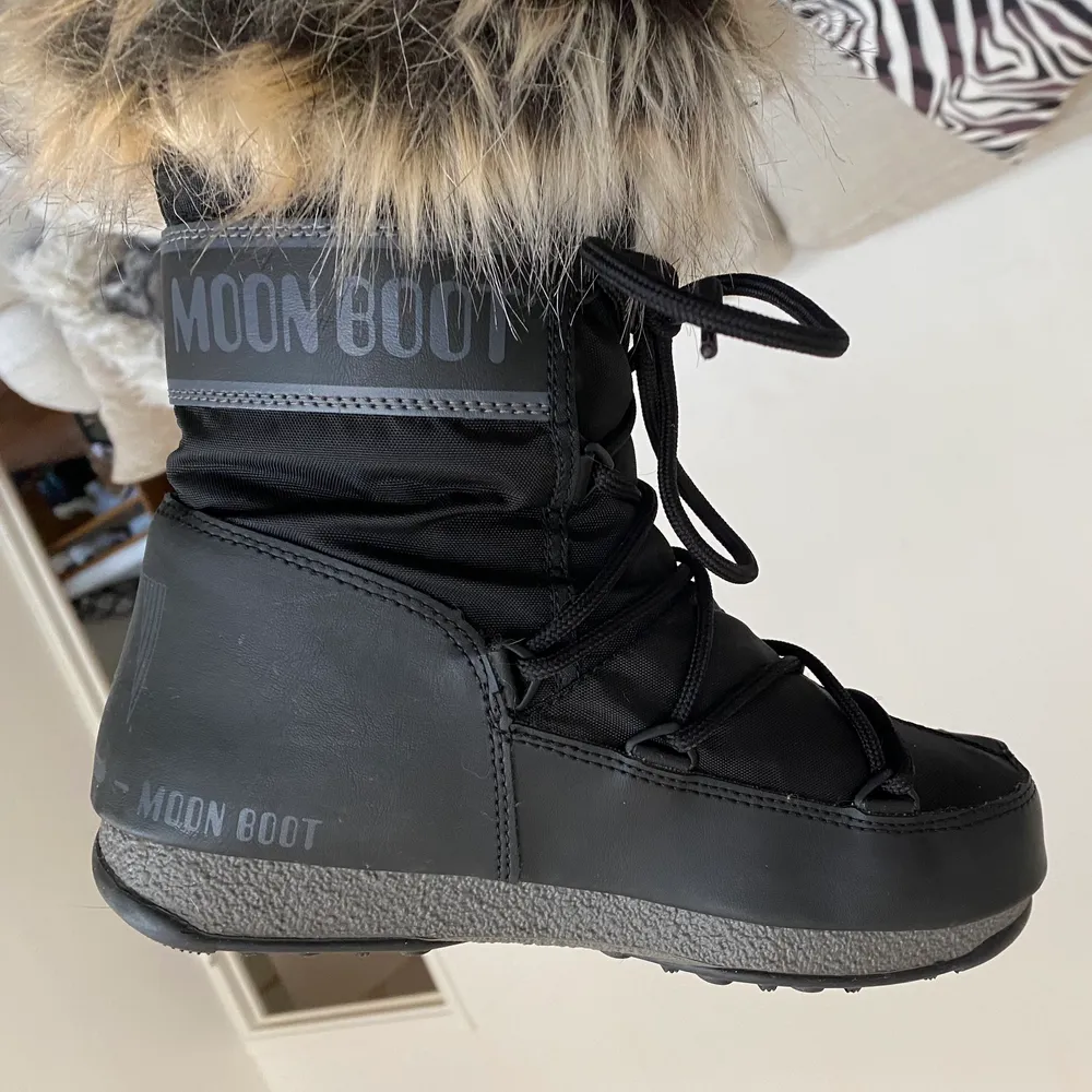 Superfina Moon Boots i modellen Monaco. Använda endast 1 gång! Jättevarma, sköna och framför allt snygga🥰  storlek 38. Köpte de för 1500kr, säljer för 1000kr eller bud. Skor.