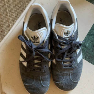 Sneakers adidas - Använda 1 gång men var lite små