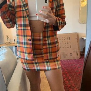 Rutigt kostymset - Superballt kostymset från monki! Säljer för att det tyvärr inte kommer till användning. Använt 1 gång 🥰🥰kjolen är storlek 38 och kavajen 36. Men kavajen är oversized så skulle säga att den är mer som en 38 också 😇