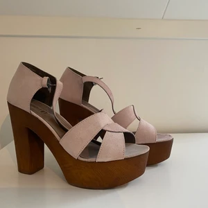 Scorett klackar strl 41 - Aldrig använda klackskor från Scorett. Ljusrosa med brun träklack & platå. Strl 41