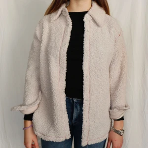 Beige teddy-jacka med röda sömmar - Beige teddy-jacka med röda sömmar! Ursprungligen från H&M som är omgjord av Scannable UF. Genom att skanna en QR-kod som finns fäst på plagget kan du läsa mer om materialet och dess miljöpåverkan!✨✨