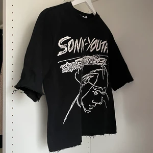 Sonic youth tshirt  - Köpt second hand, i nyskick! Storlek XS men är oversized 