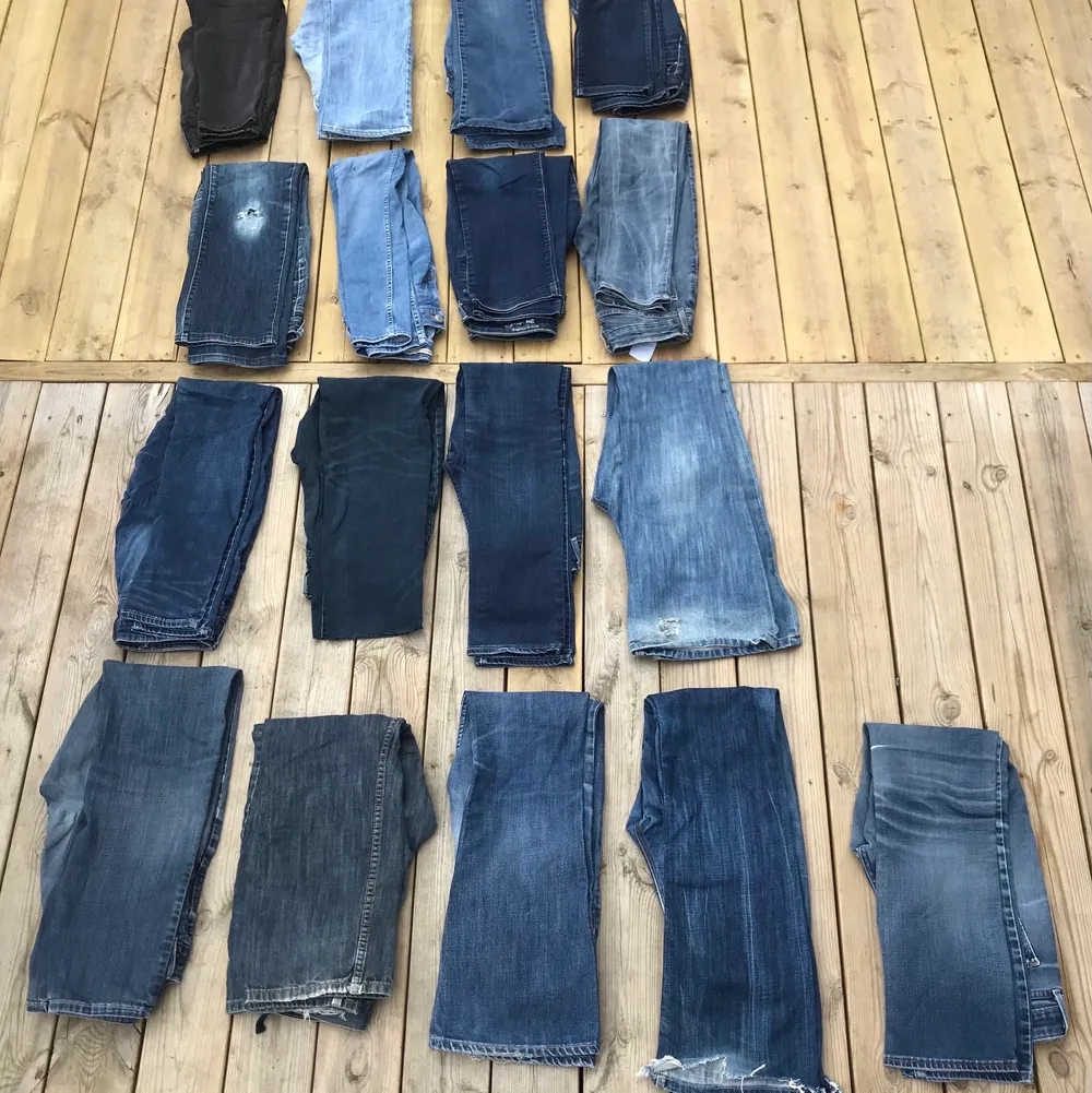 Tja har 17 stycken vintage Levis jeans, woman men killar kan ha dem också. Vill helst sälja bulk men kan också släppa bara ett par om de önskas. Säg till vilka byxor du är intresserad av så skickar jag mer bilder och info. Storlekarna varierar mellan 24-34 och skick samt modell varierar också . Pris diskuteras beroende på om de är bulk eller inte. Tänker ett par ligger runt 100kr.. Jeans & Byxor.