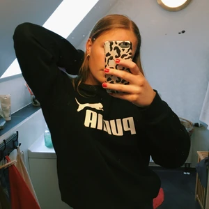 Puma tjocktröja  - College tröja från Puma. Strl Herr M. Sitter perfekt oversized på mig som är S. Mycket fint skick! Frakt tillkommer 