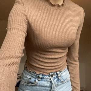 Suuperfin brun tröja, storlek XS/S, fint skick och aldrig använd!!🤍
